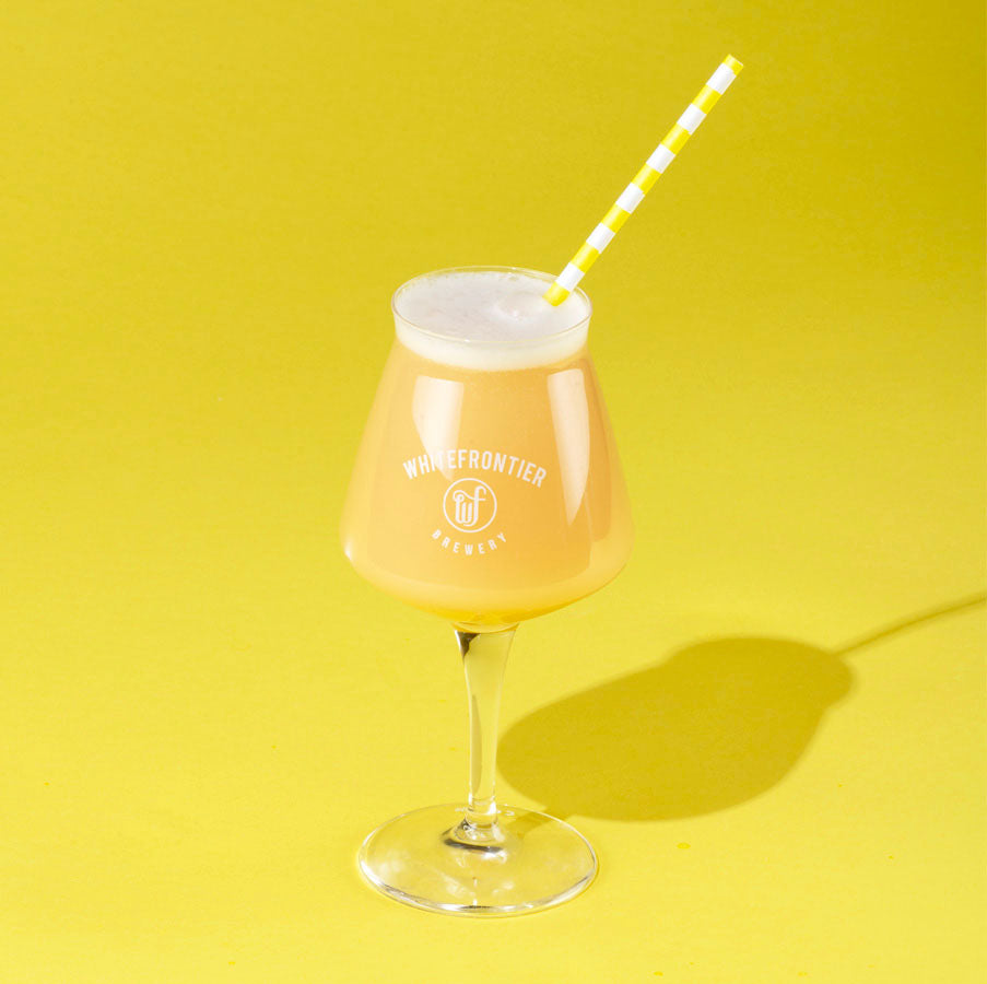 Verre Teku avec bière pina colada sur fond jaune