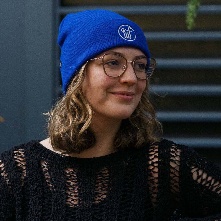 Bonnet bleu WF sur femme