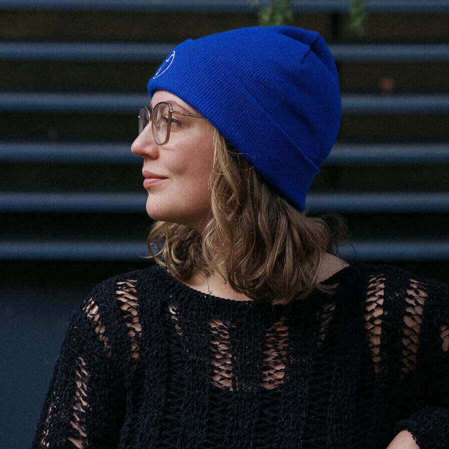 Bonnet bleu WF sur femme