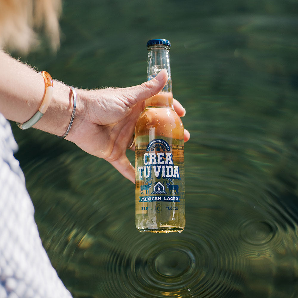 bière mexican lager au dessus d'un lac de montagne