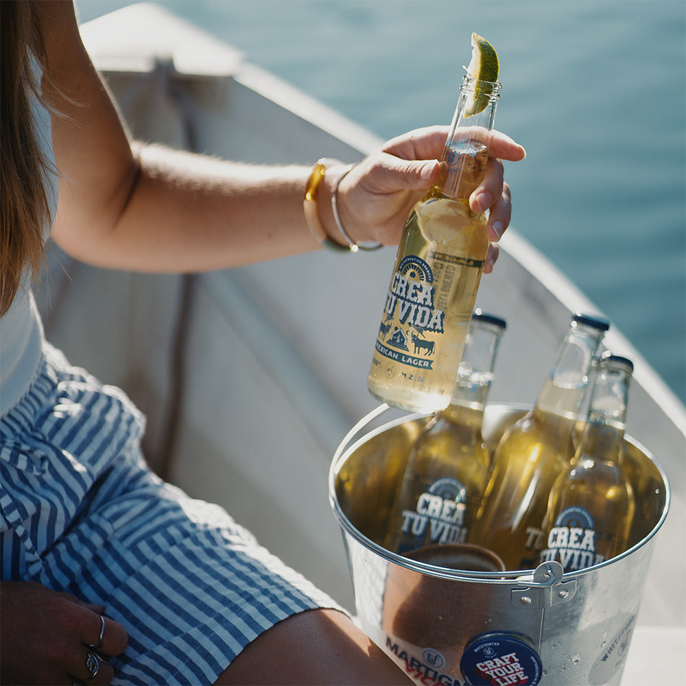 Bière crea tu vida mexican lager dans un bucket