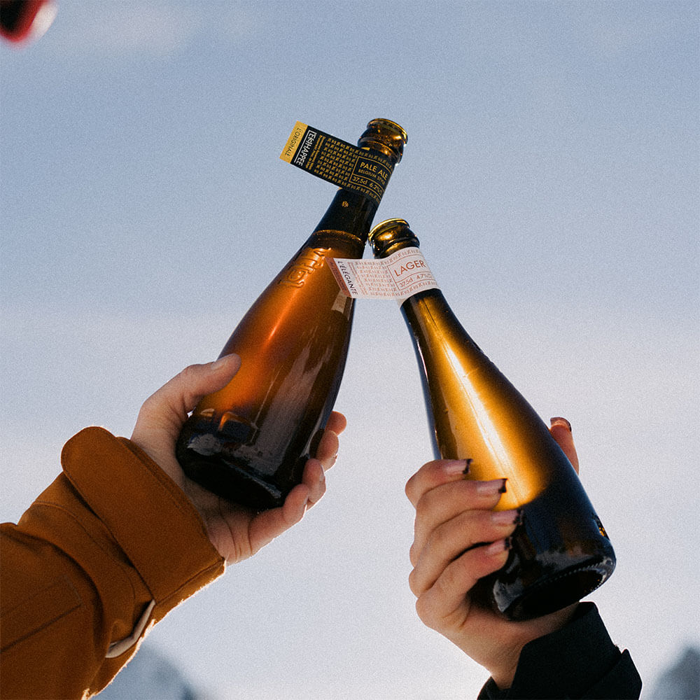 bouteille echappe et elegante devant un ciel bleu