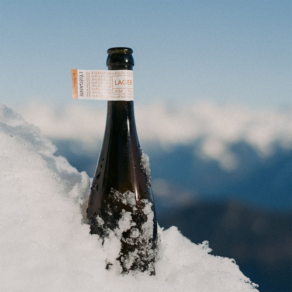 Bouteille élégante bière rouvinez à la montagne