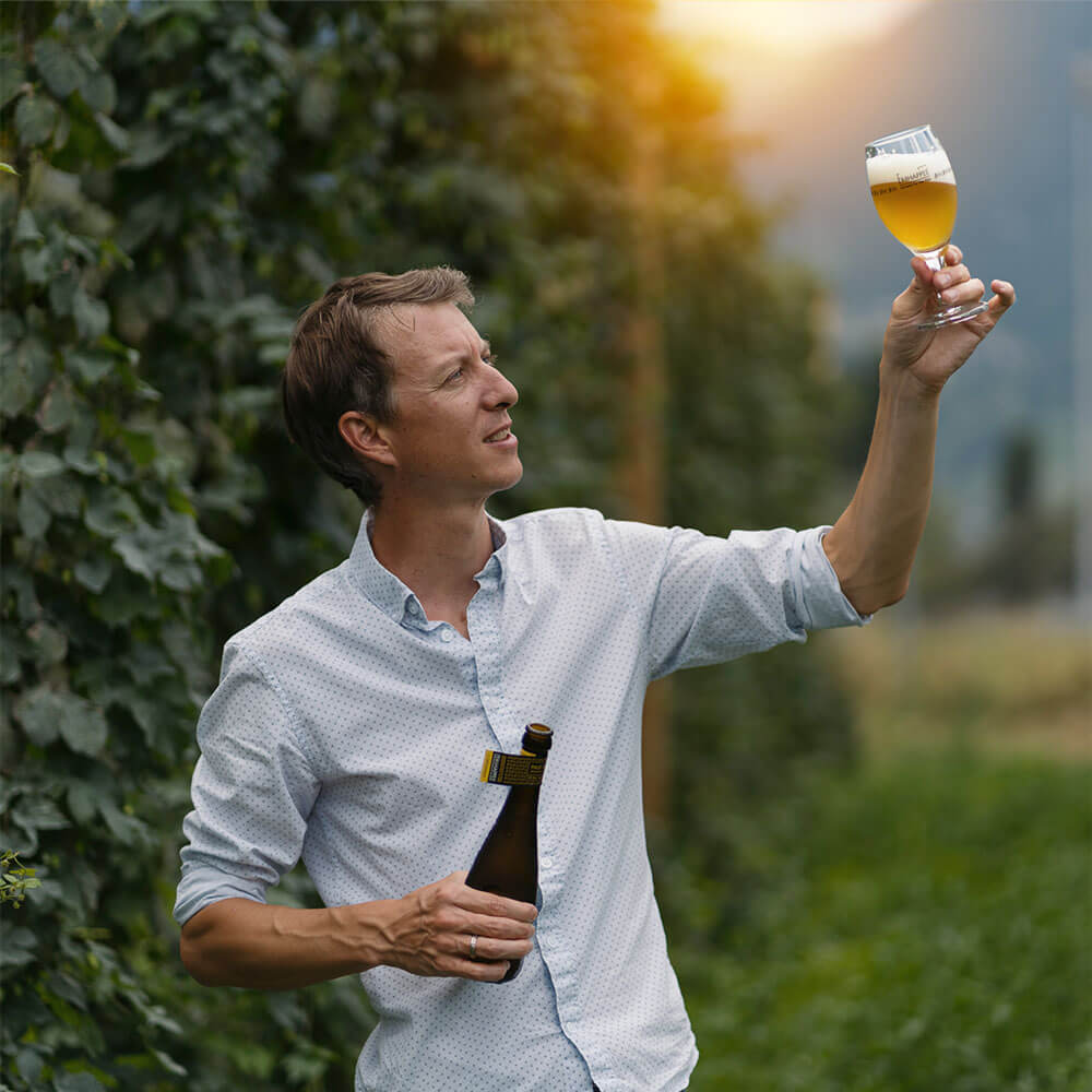 Frederic Rouvinez regarde la bière échappée