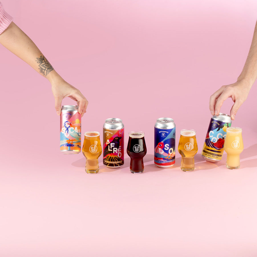 4 canettes et 4 bières avec des mains en studio sur fond rose