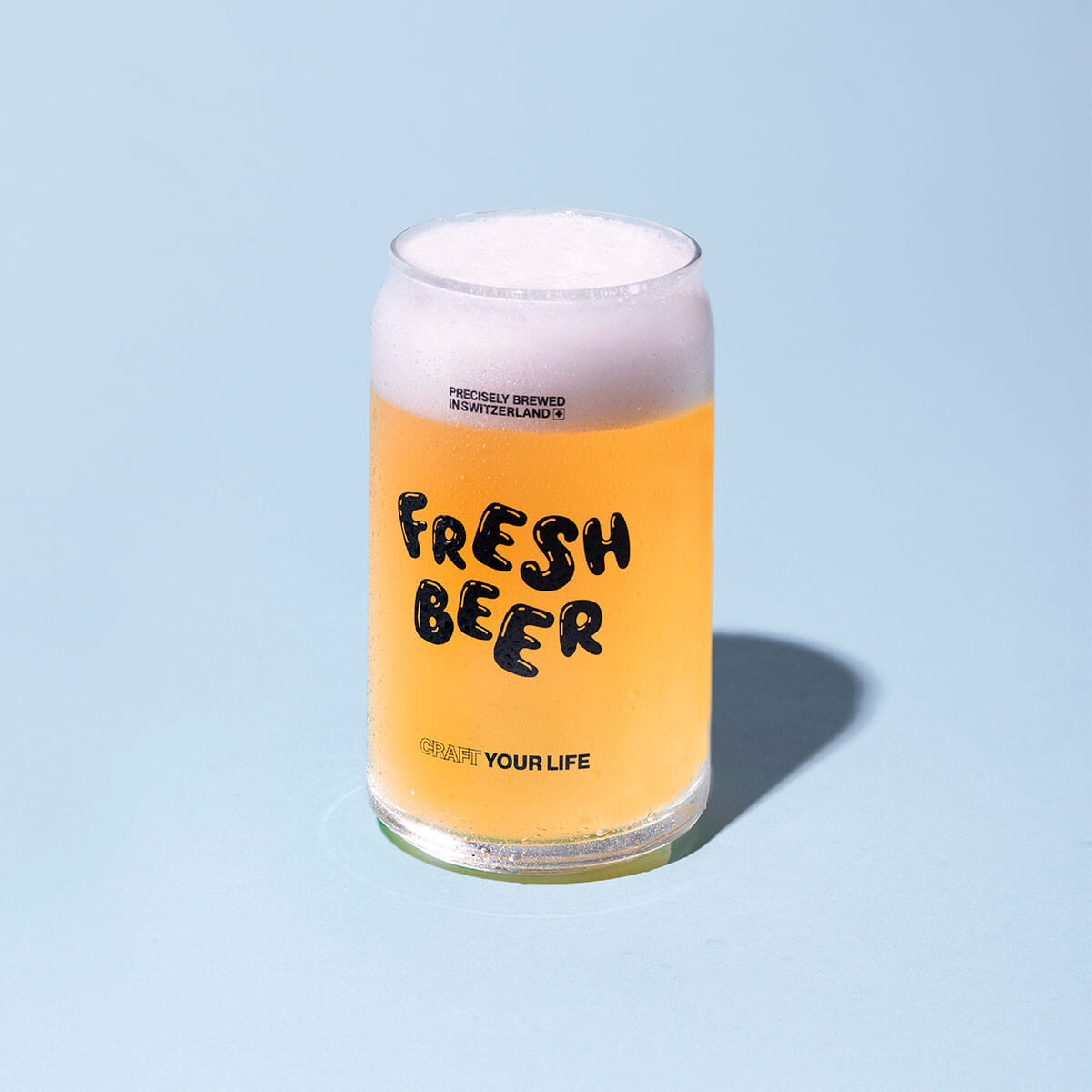 Verre canette rempli de bière sur fond bleu