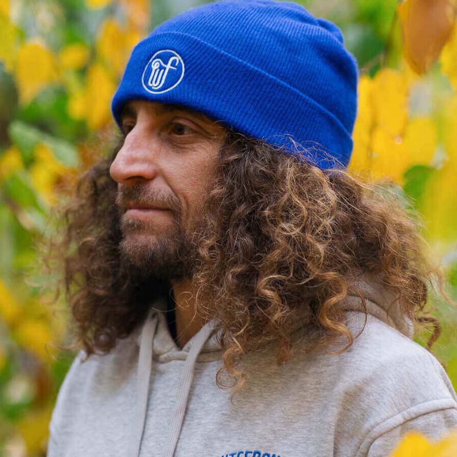 Bonnet bleu WF sur homme couleur automnale 