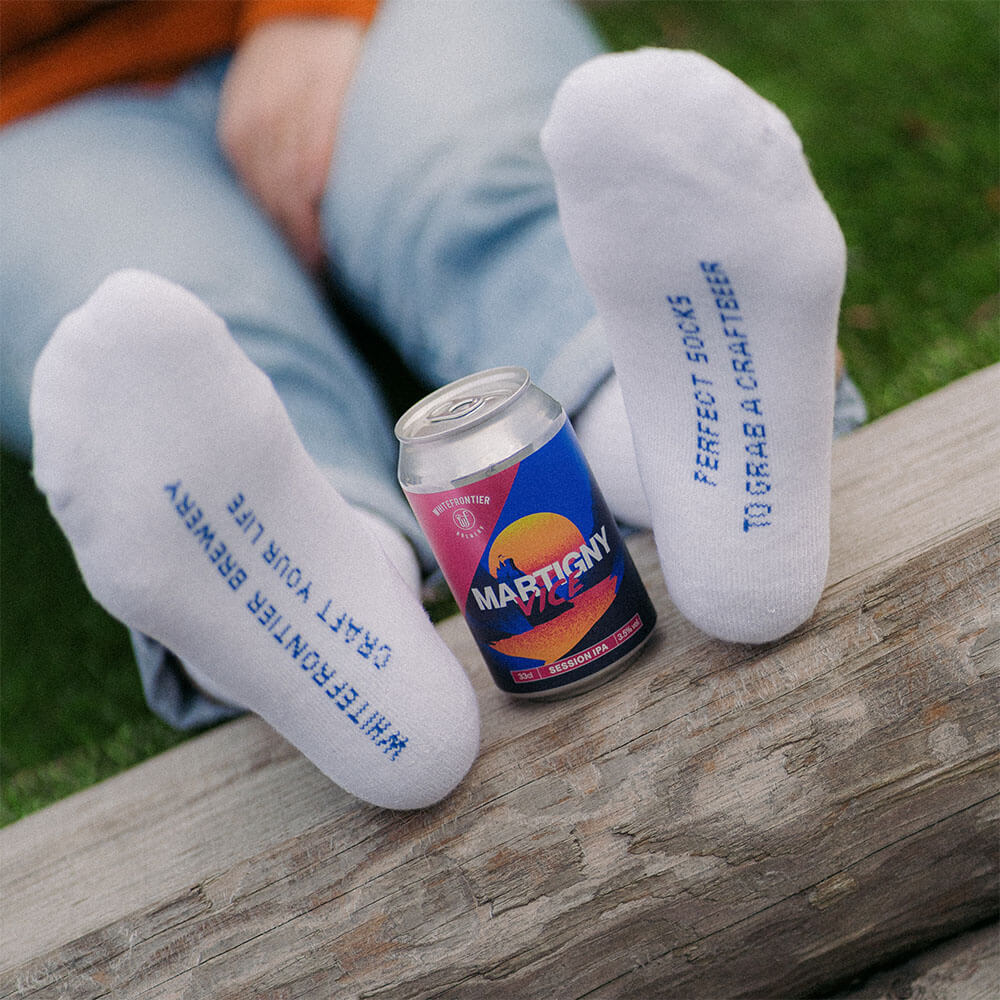 canette de bière et jean et chaussettes blanches