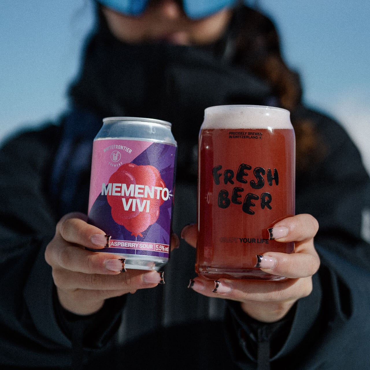 Une fille tend une canette de memento vivi avec une bière fresh beer