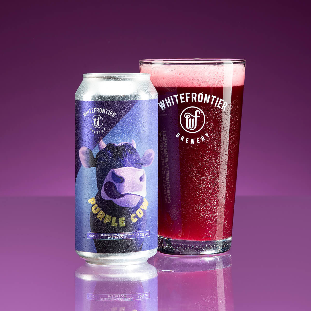 Canette violette avec une vache qui se lèche les babines et un verre de bière pourpre sur fond violet