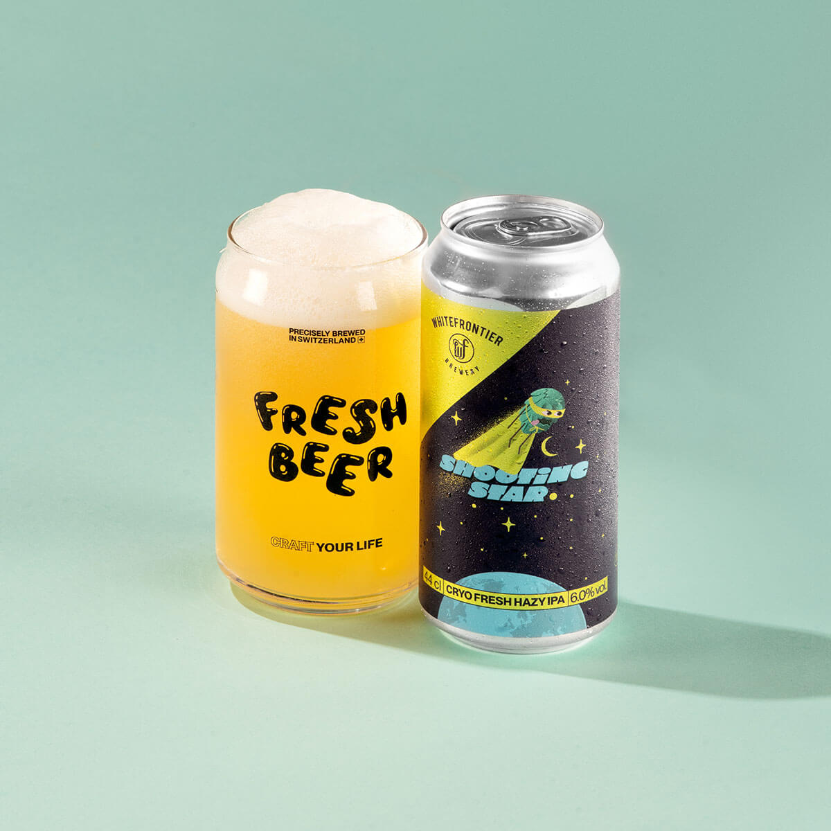 Biere canette 44cl bleue et or sur fond bleu - petit houblon superhero dans lespace