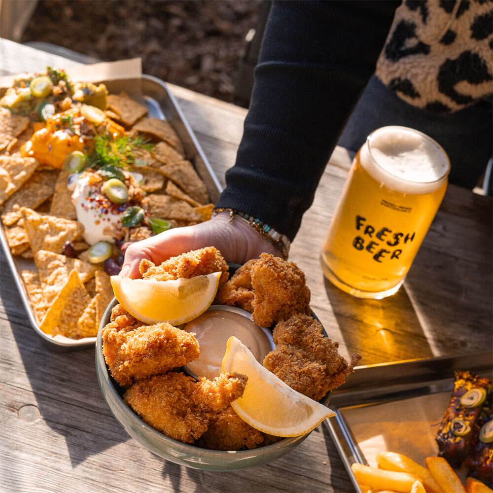 Streetfood avec une bière freshbeer verre canette