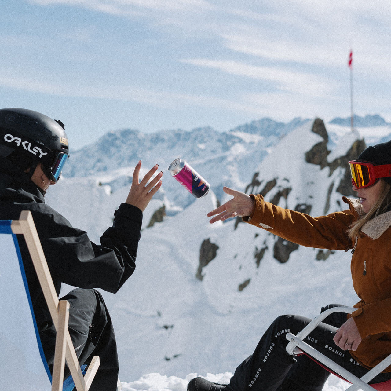 Deux filles se lancent une canette de bière à la montagne