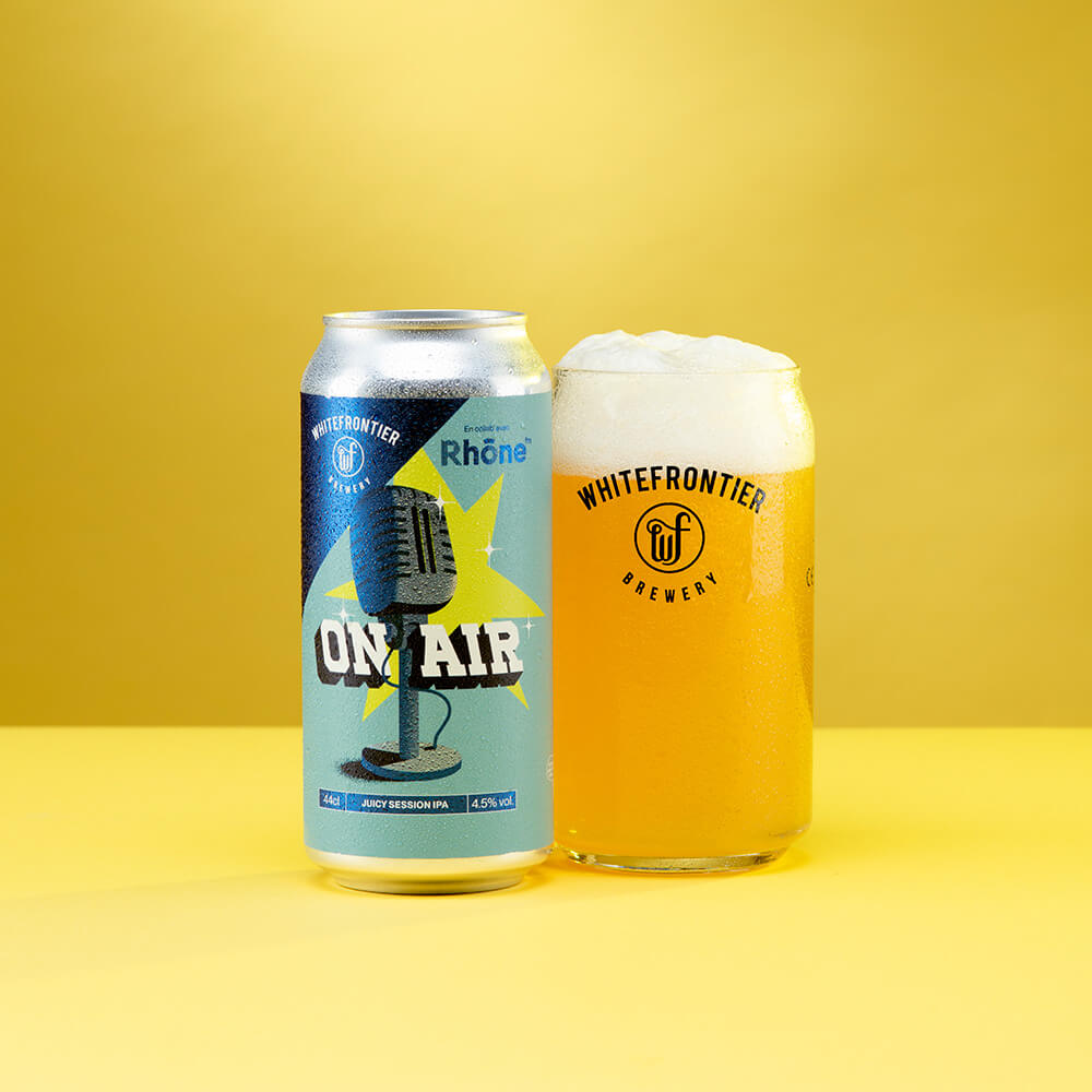 Canette bleu avec fond jaune et bière dans un verre canette