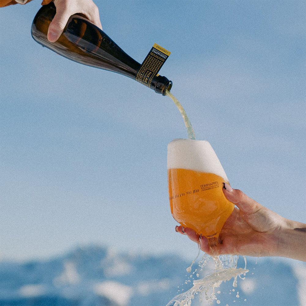 Bière échappée qui est versée en montagne