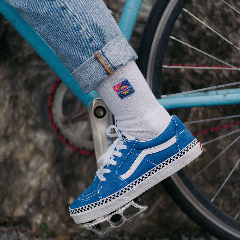 Chausette blanche bière canette avec vans bleues et vélo