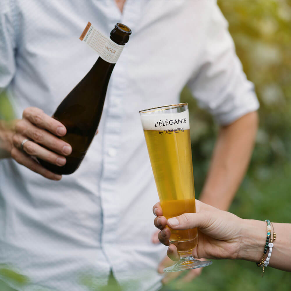 elegante-verre-magnifique-biere-blonde