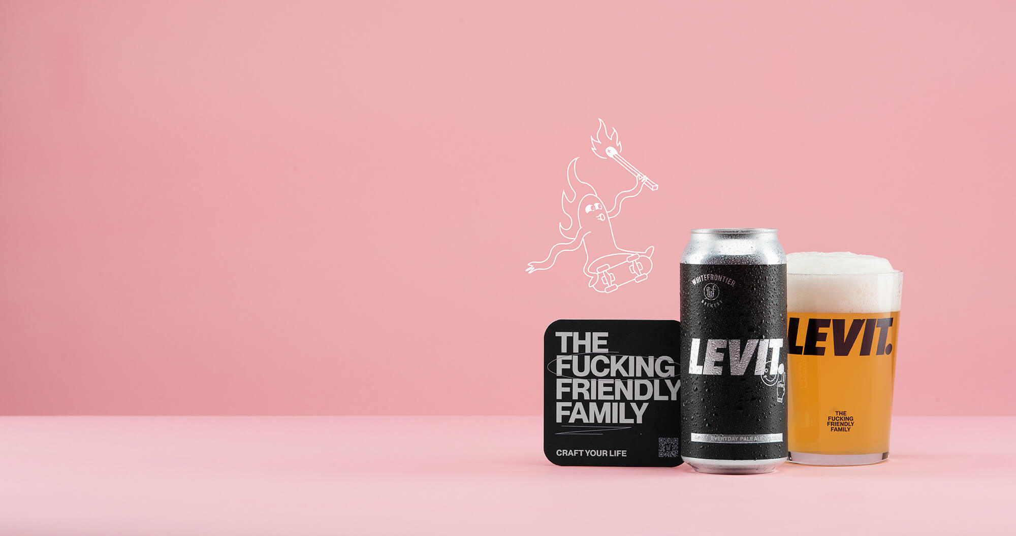 Canette noire de bière Levit avec un skateur sur fond rose