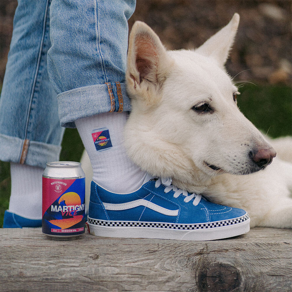 canette de bière et jean et chaussettes blanches et chien berger suisse et vans bleues