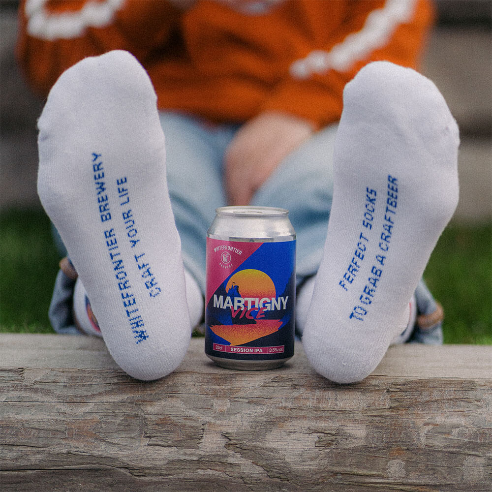 canette de bière et jean et chaussettes blanches