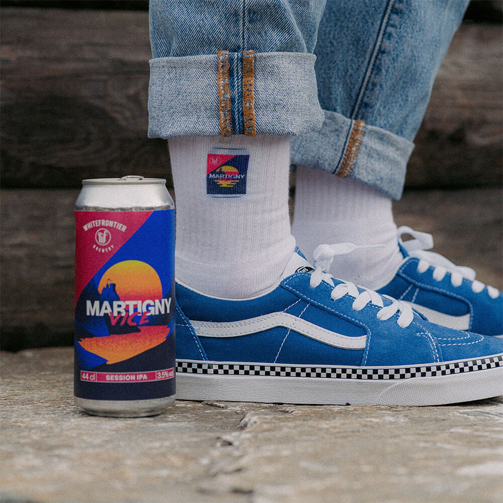 Une canette 44cl rose et bleu avec des vans bleues et une chaussette blanche bière