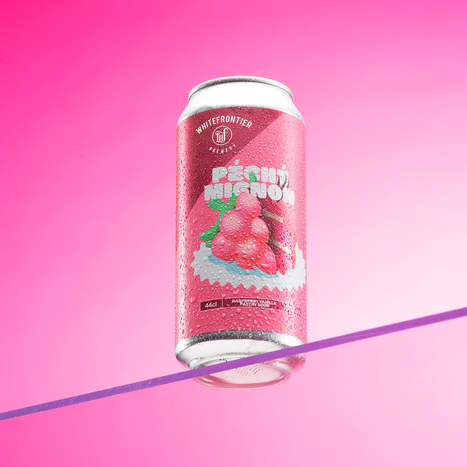 Canette de bière rose sur fond rose - pastry sour