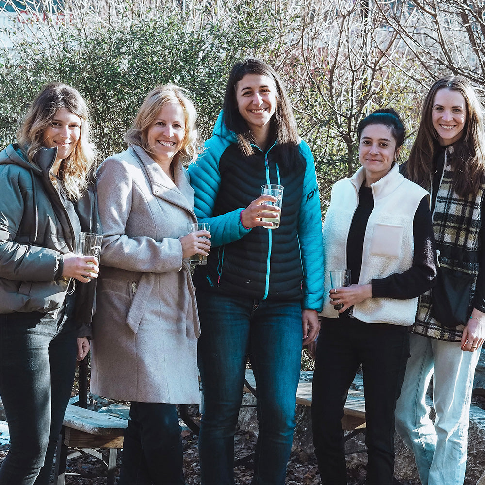 Des femmes qui boivent une biere. Ylenia Greve, Mathilde roux, tora lof, Emanuelle Zufferey et Sabine Rey-mermet