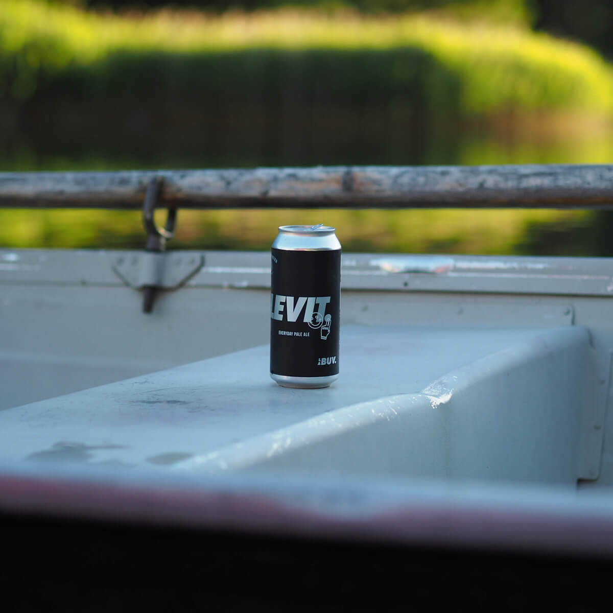 canette de levit whitefrontier sur barque champex lake alps beer